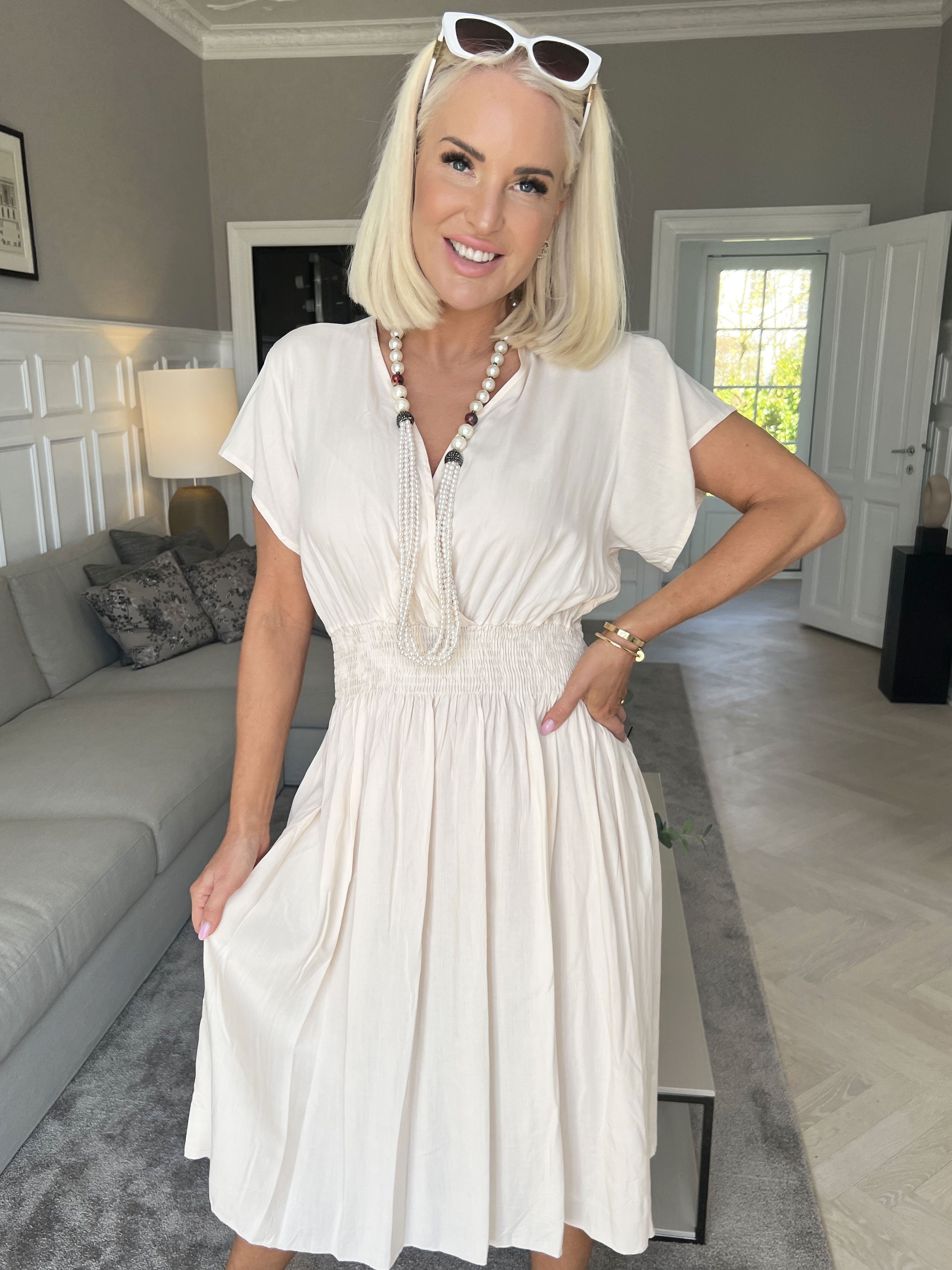 Misha Short - Söt enkel klänning i viskos med smock under bysten - Navy